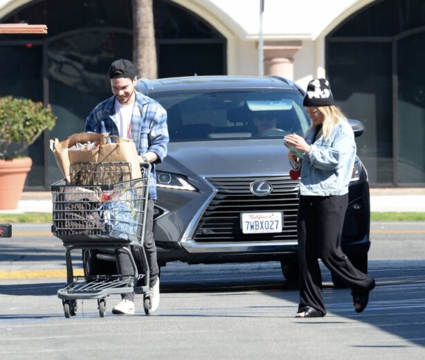 Hilary Duff - With husband Matthew Koma shopping candids at Gelson's  in Los Angeles